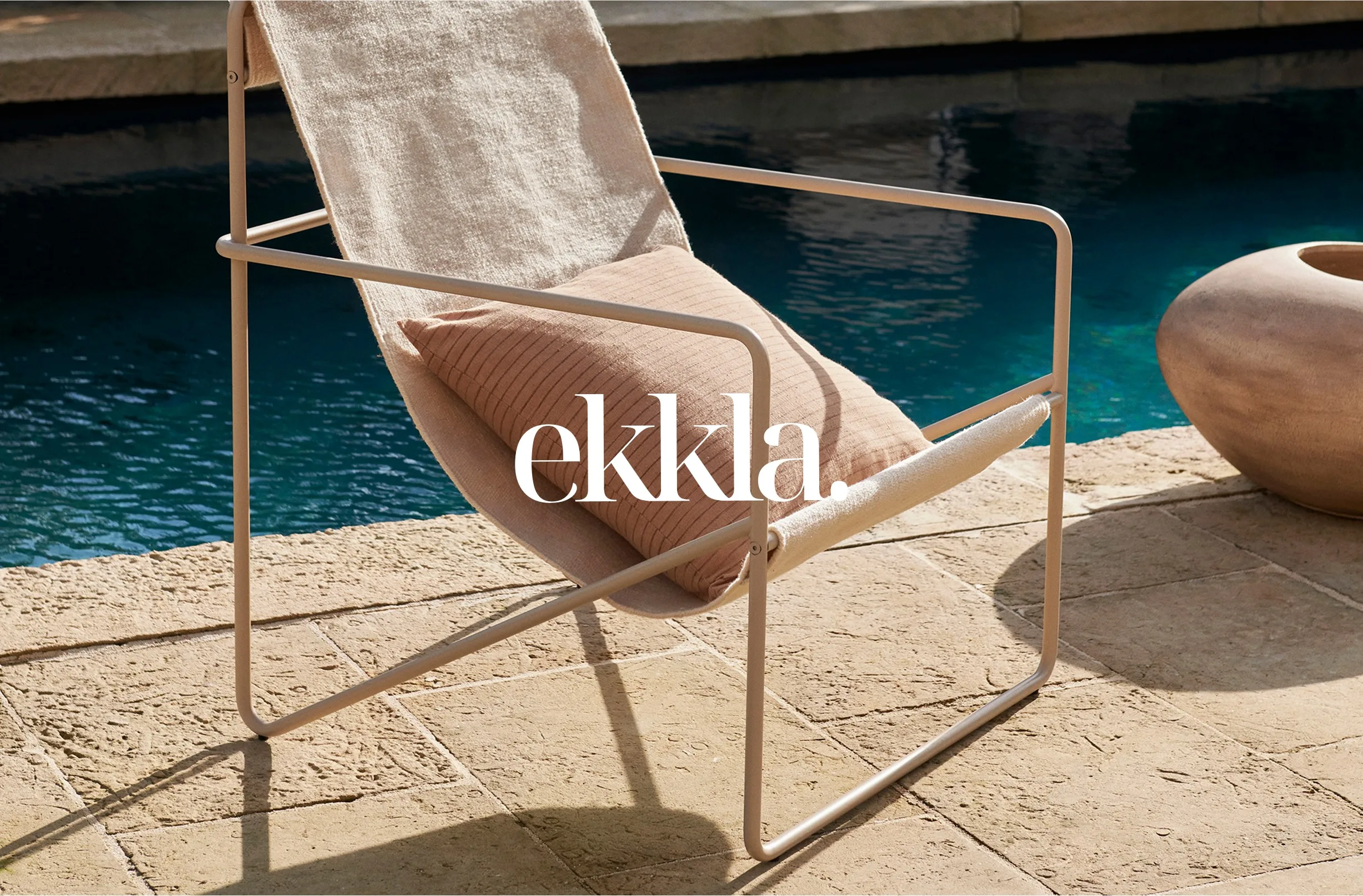 Le fauteuil ekkla au bord de l'eau — l'image du film de marque.
